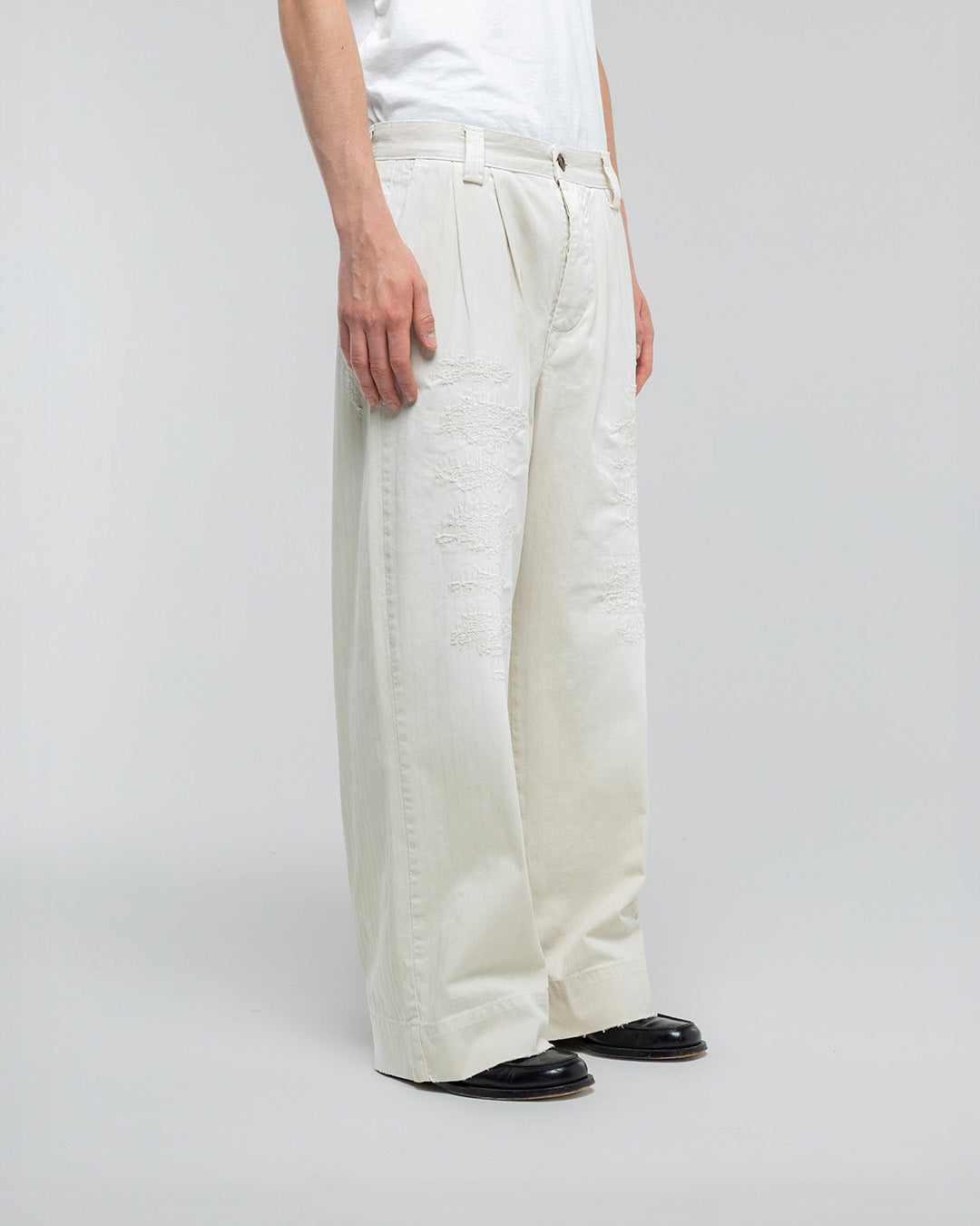 RIPPED WHITE BAGGY CHINOS