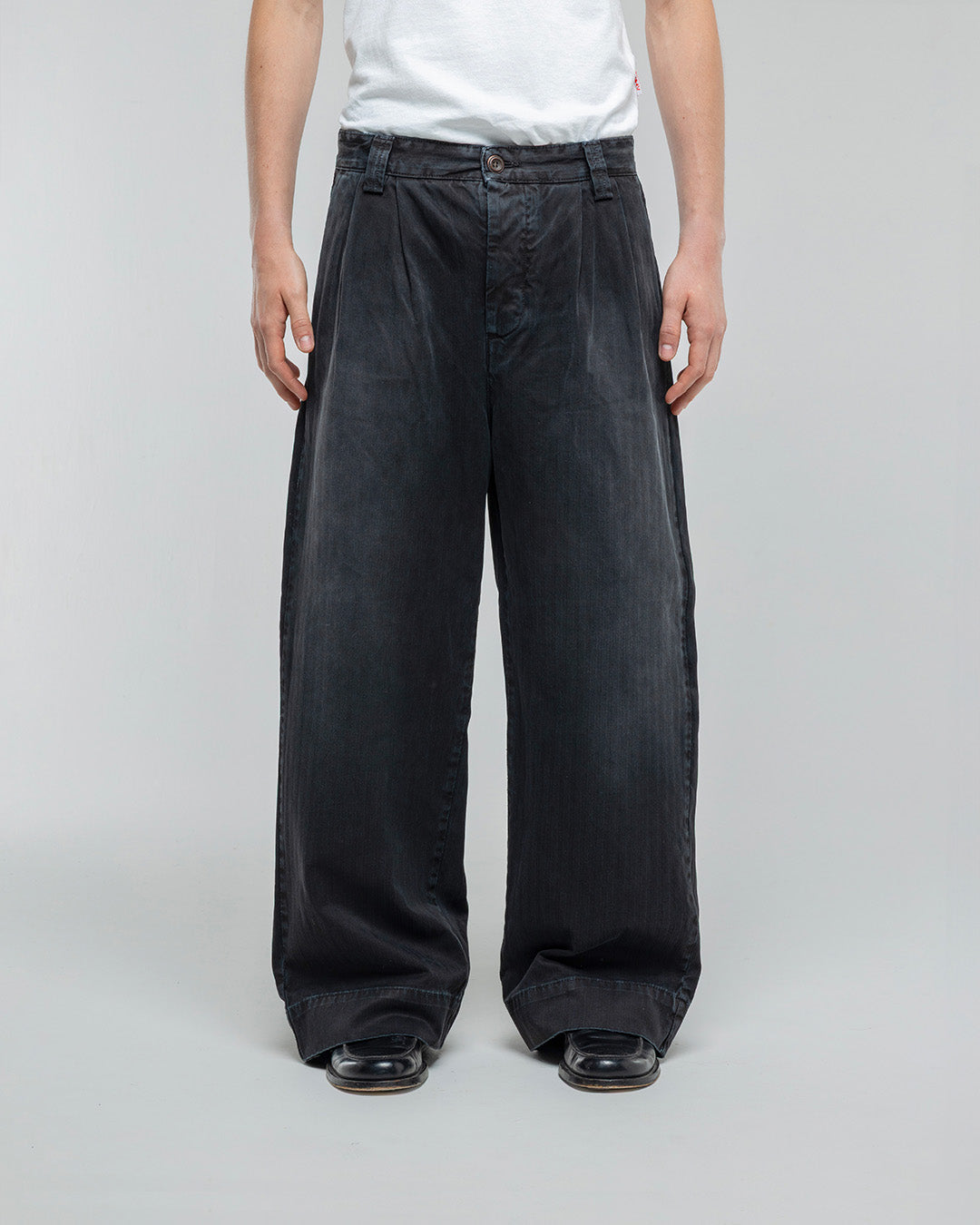 BLACK BAGGY CHINOS