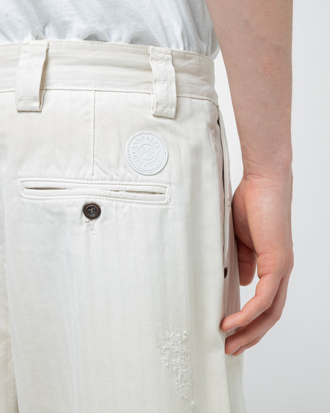 RIPPED WHITE BAGGY CHINOS