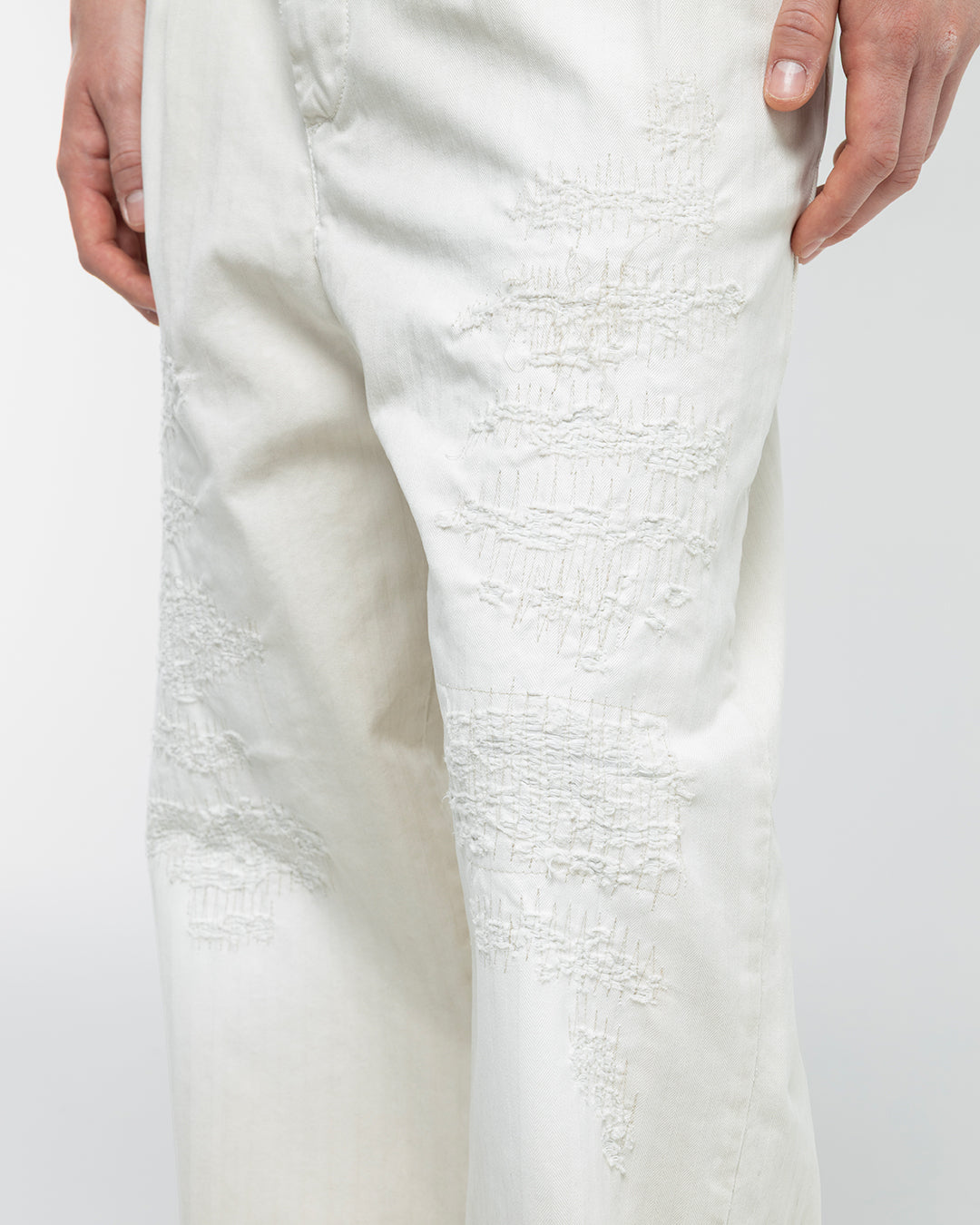 RIPPED WHITE BAGGY CHINOS