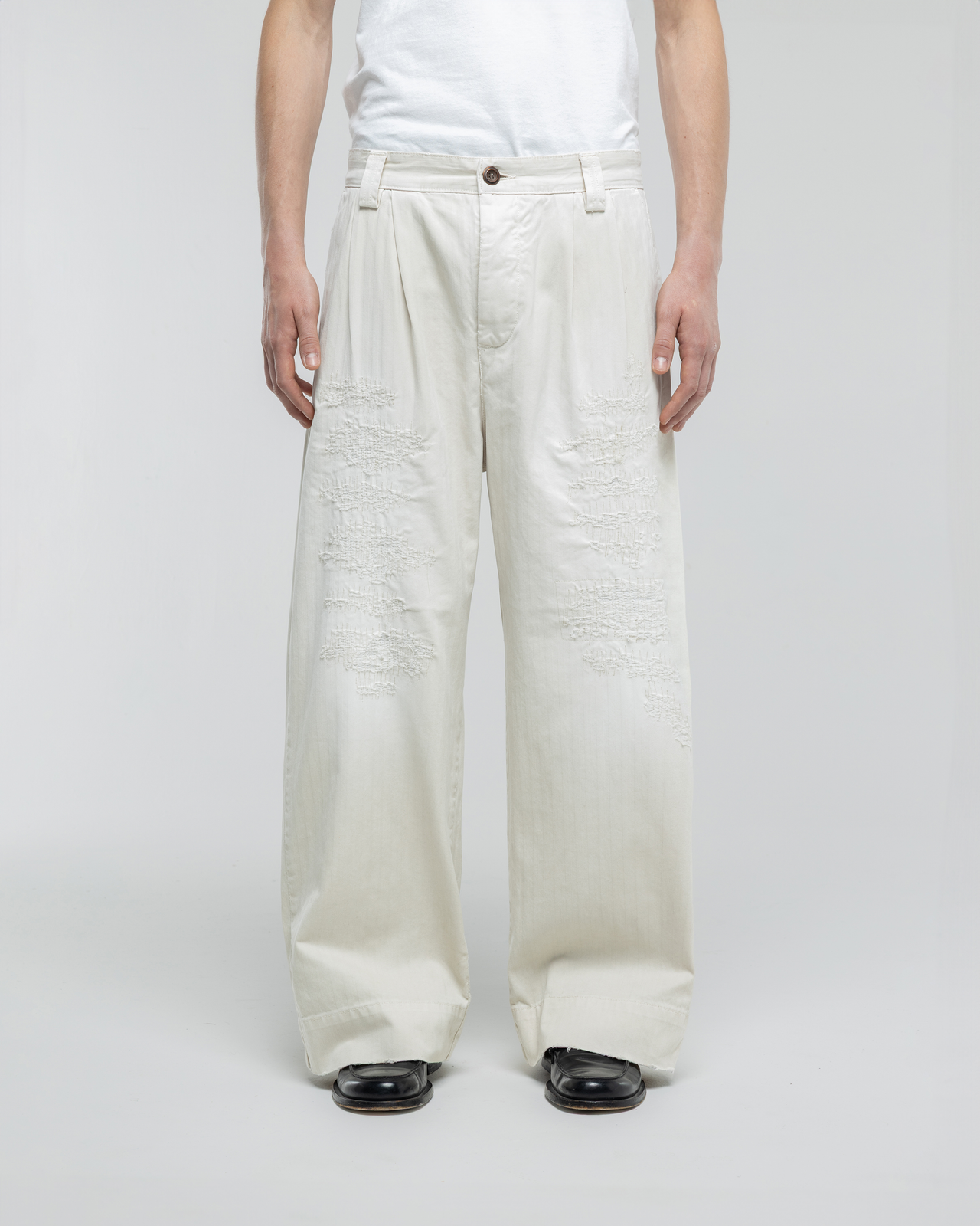 RIPPED WHITE BAGGY CHINOS
