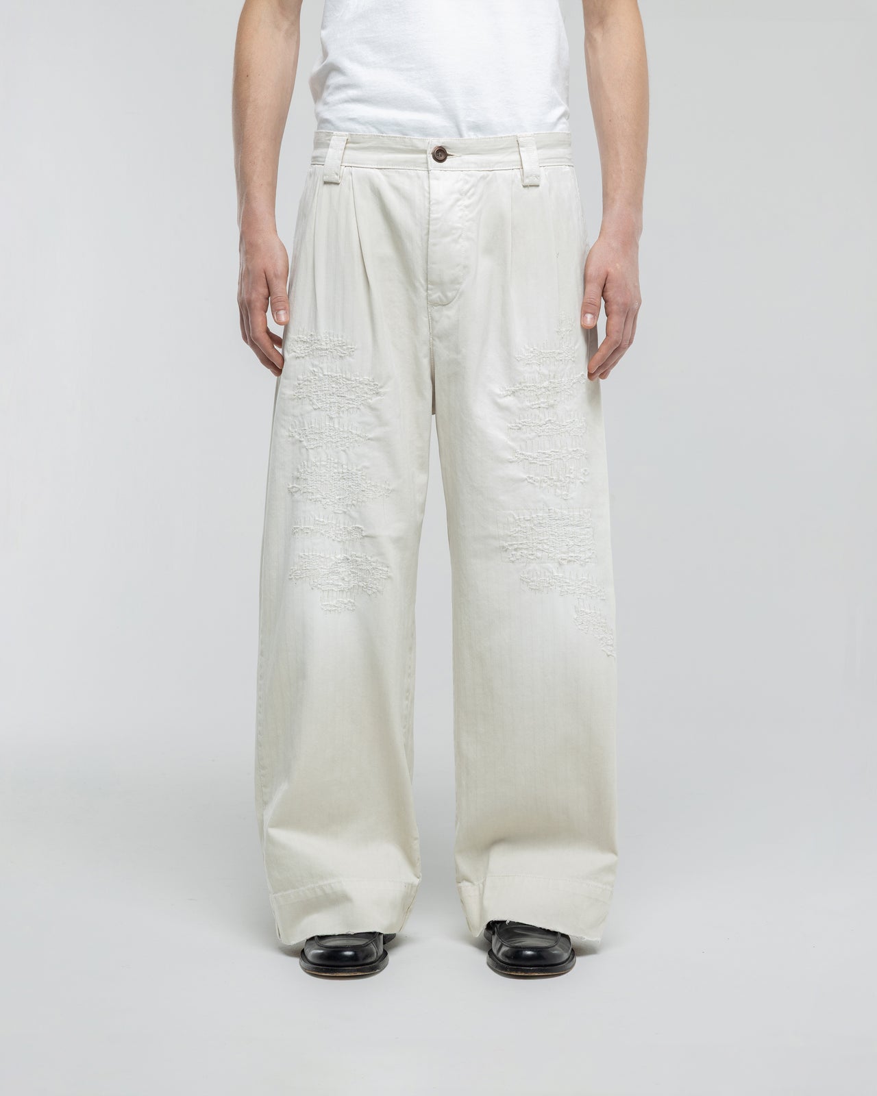 RIPPED WHITE BAGGY CHINOS
