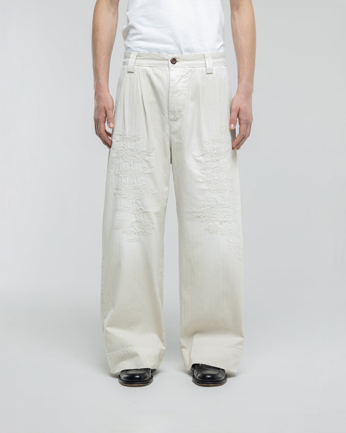 RIPPED WHITE BAGGY CHINOS